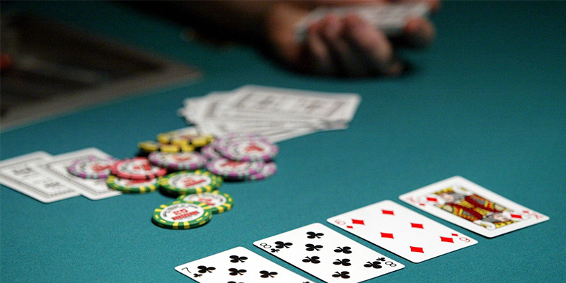 Nguyên lý của việc giả vờ thông minh khi chơi bài Poker