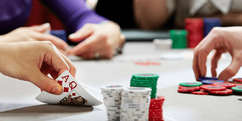 Nhìn vào hành động của đối thủ để phán đoán bài Poker